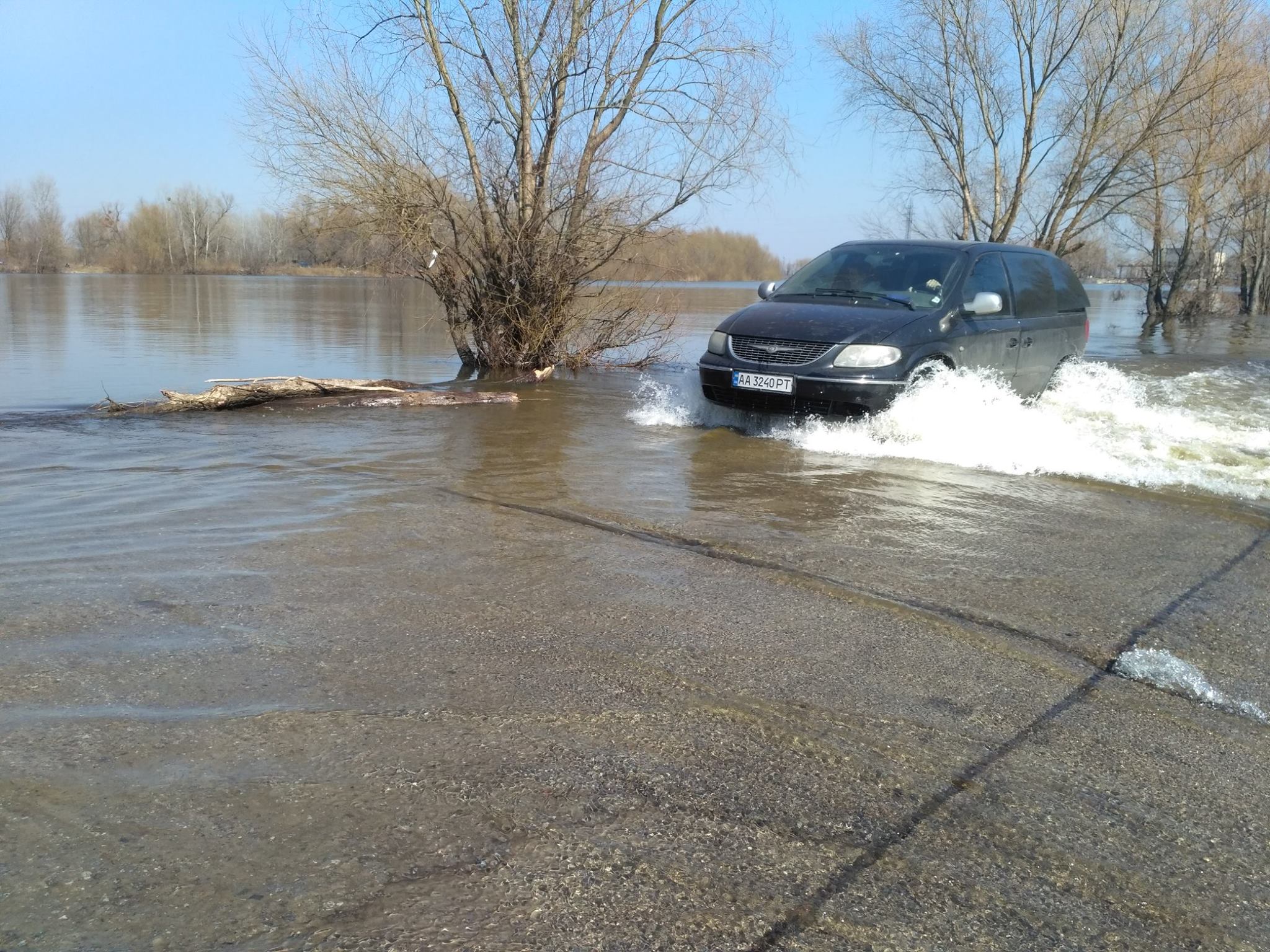 Под Киевом затопило дамбу между Десной и Десенкой (фото, видео)