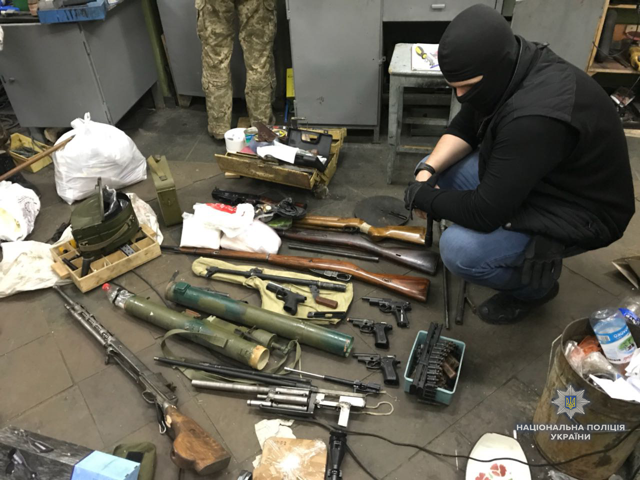Правоохранители изъяли в Киеве 14 тыс. патронов, огнеметы и взрывчатку (фото, видео)