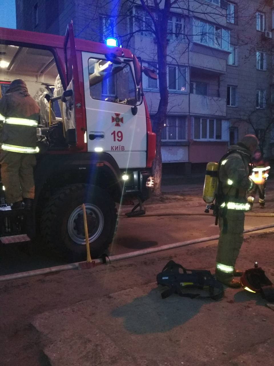 Во время пожара в киевской многоэтажке пострадали двое мужчин