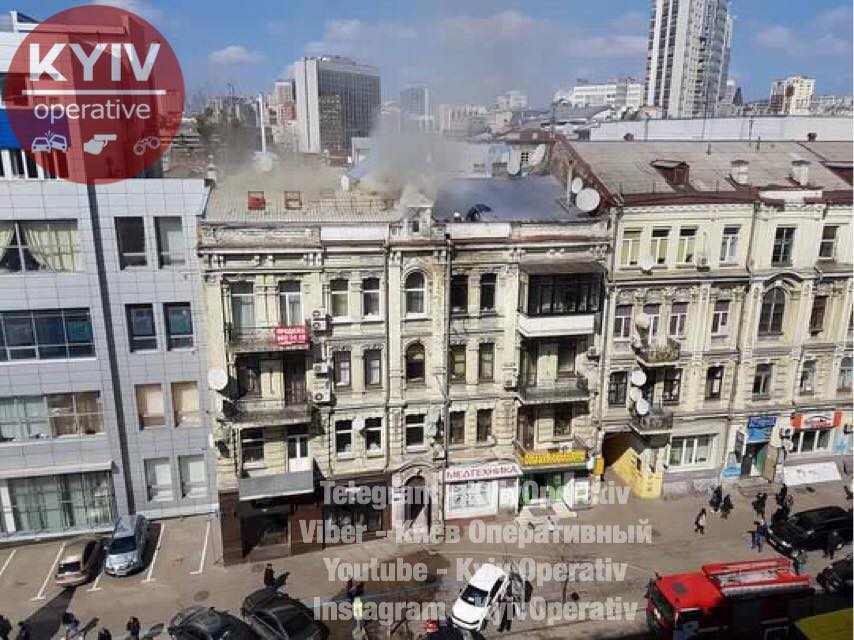 Спасатели боролись с пожаром на крыше жилого здания на улице Симона Петлюры в Киеве (фото, видео)