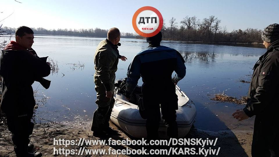 Спасатели Киева ищут пропавших людей с перевернувшейся лодки (фото)