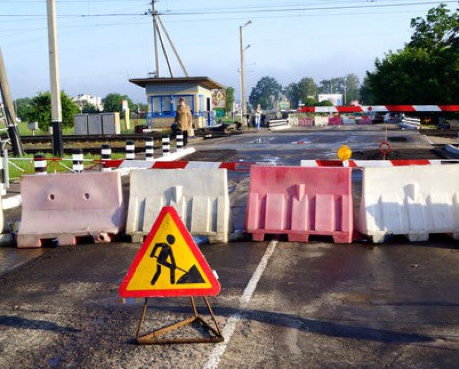 В Буче закрыт железнодорожный переезд и движение транспорта по улице Октябрьская