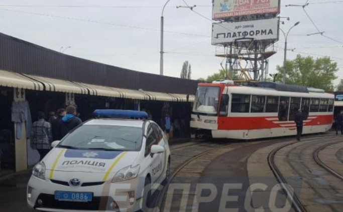 В Киеве во время движения трамвая металлическая деталь пробила пол и травмировала пожилую женщину (фото)