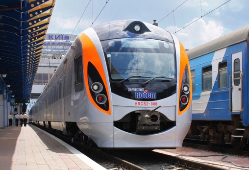 “Укрзализныця” на Троицу запустит дополнительные поезда из Киева во Львов