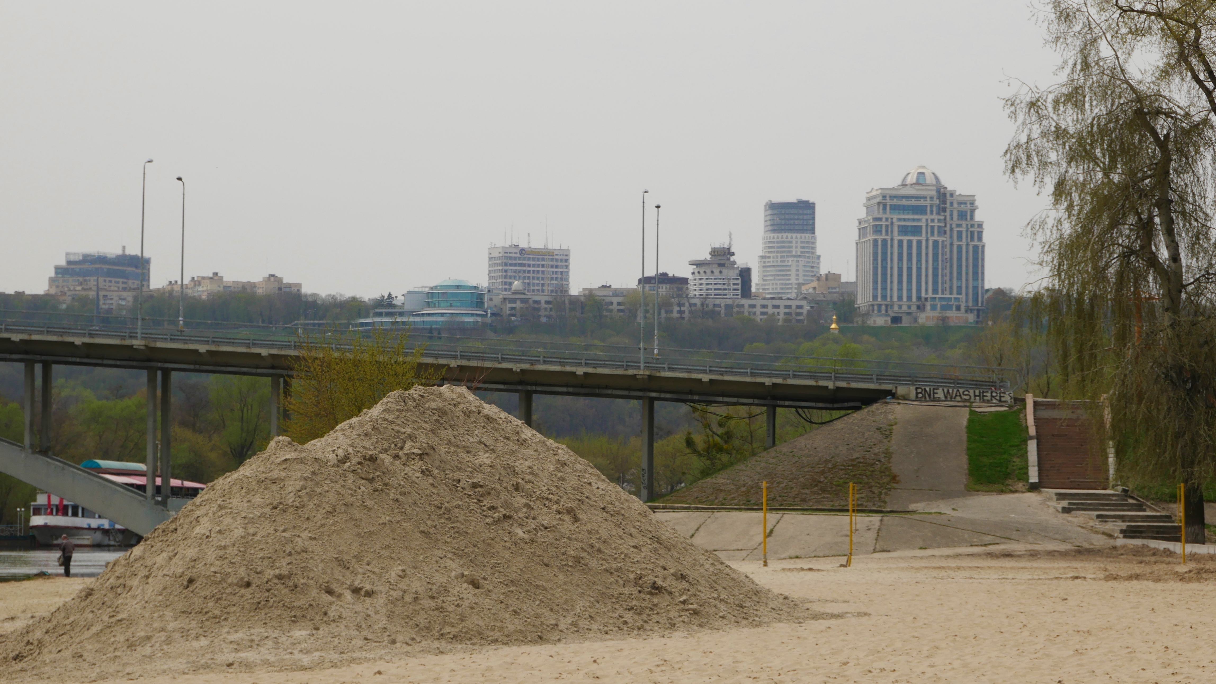 За три года на пляжи Киева досыпали почти 10 тысяч тонн песка (фото, видео)
