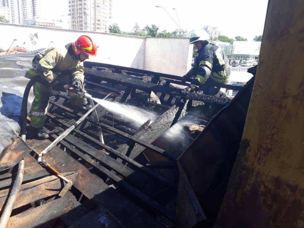 В Киеве возник пожар в неработающем кинотеатре “Экран” (фото, видео)
