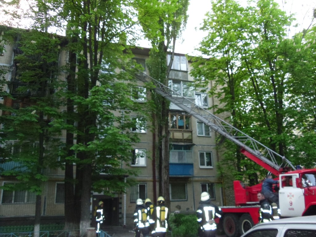 Несколько квартир сгорели в киевской пятиэтажке на Отрадном (фото)
