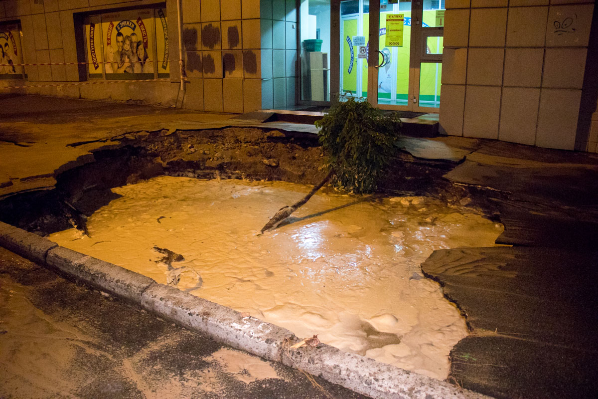 На ул. Гаврилишина в Киеве тротуар и часть дороги повреждены из-за прорыва воды (фото, видео)