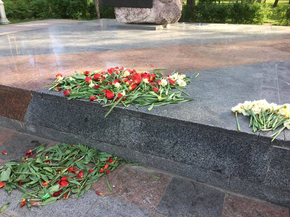 Неизвестные осквернили памятный знак в парке Партизанской славы в Киеве (фото)