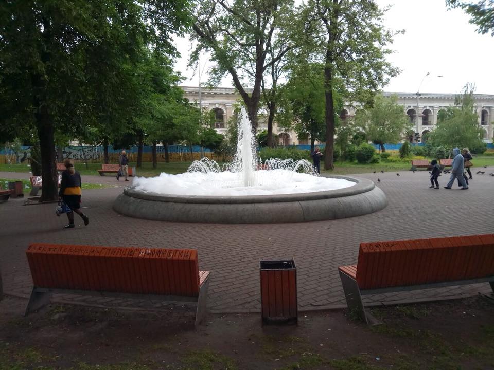 Один из фонтанов Киева залили мылом