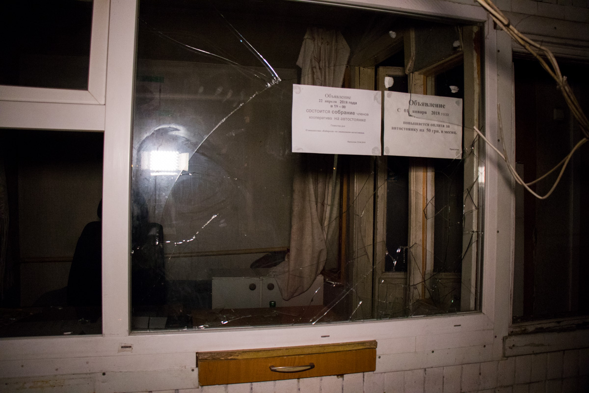 Работники по благоустройству ночью напали на стоянку в Деснянском районе Киева (фото, видео)
