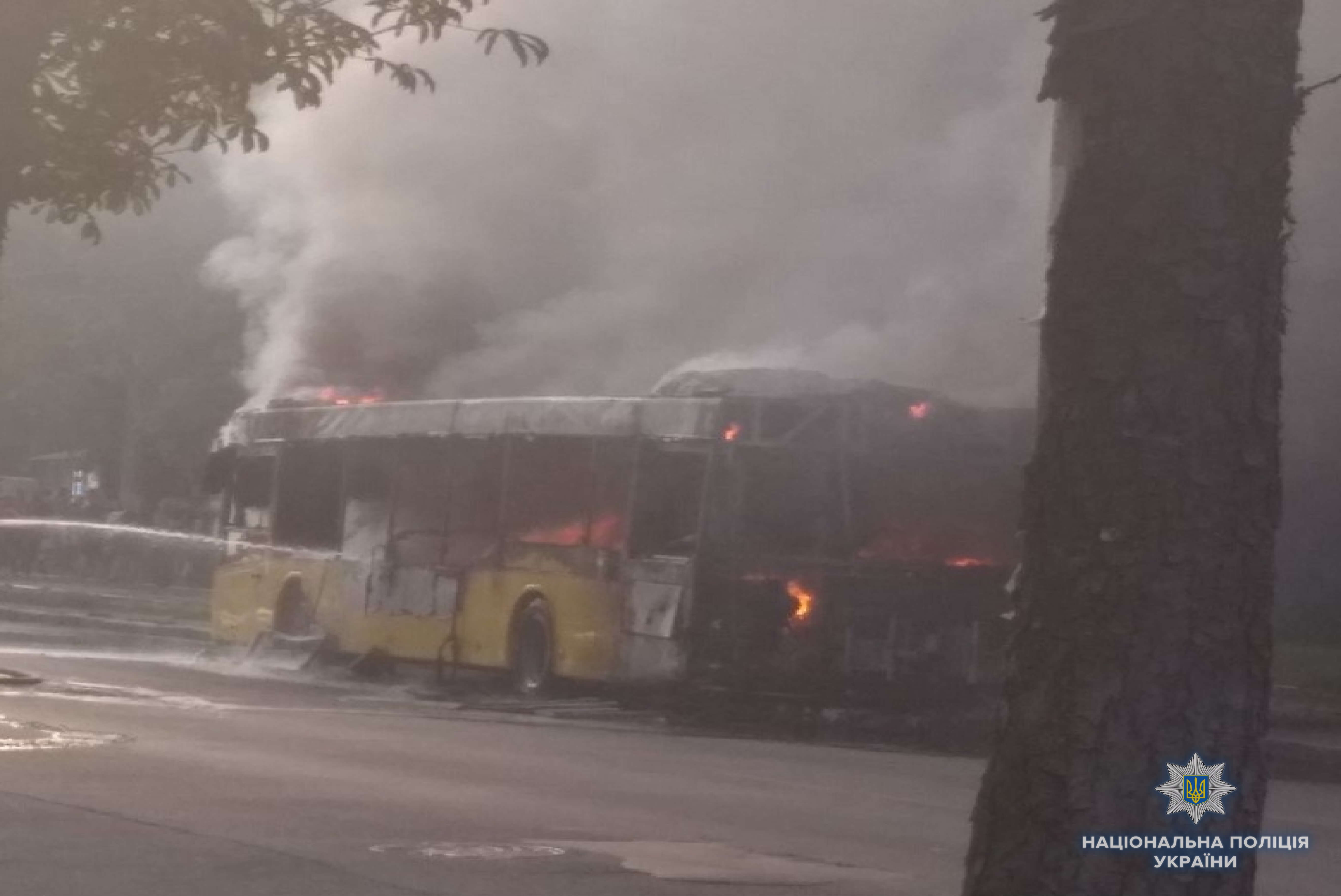 В Киеве во время движения загорелся автобус с пассажирами (фото, видео)