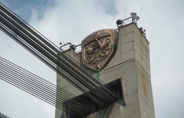 На Северном мосту планируют за 4 млн гривен заменить герб Киева