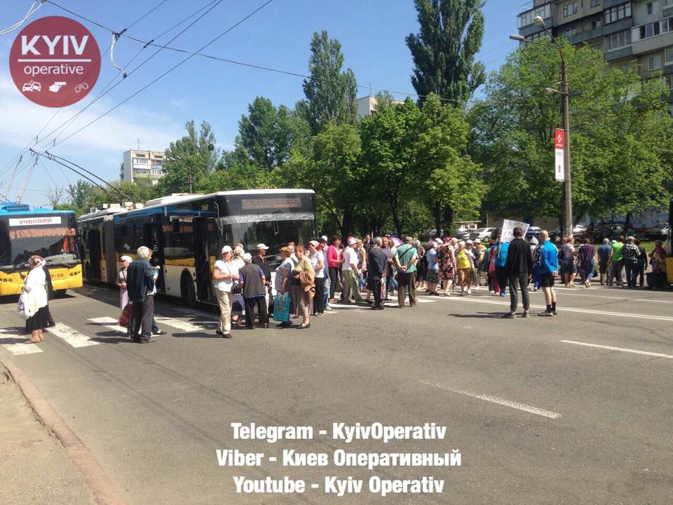 Улица Маршала Гречко в Киеве перекрыта протестующими (фото, видео)