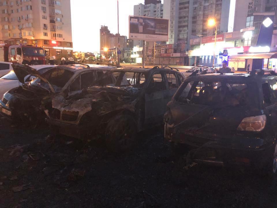 В Дарницком районе сожгли три иномарки, среди которых автомобиль помощника нардепа (фото)