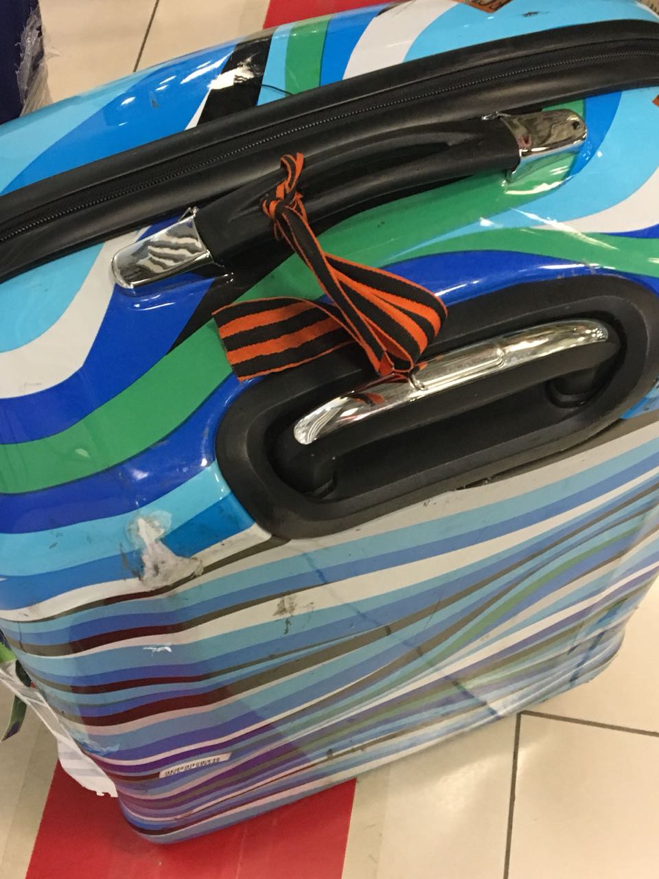 В аэропорту “Борисполь” пограничники завернули двух россиян из-за георгиевской ленты на чемодане
