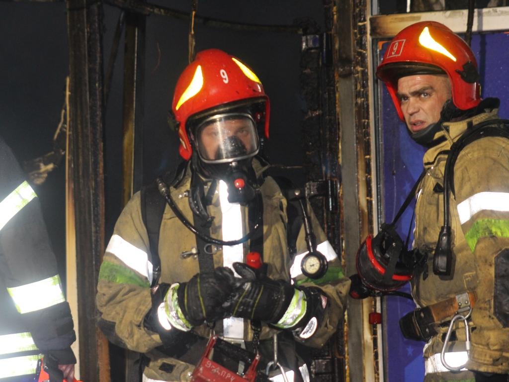 Ночью в Киеве произошел масштабный пожар в павильонах “секонд-хенда” (видео)