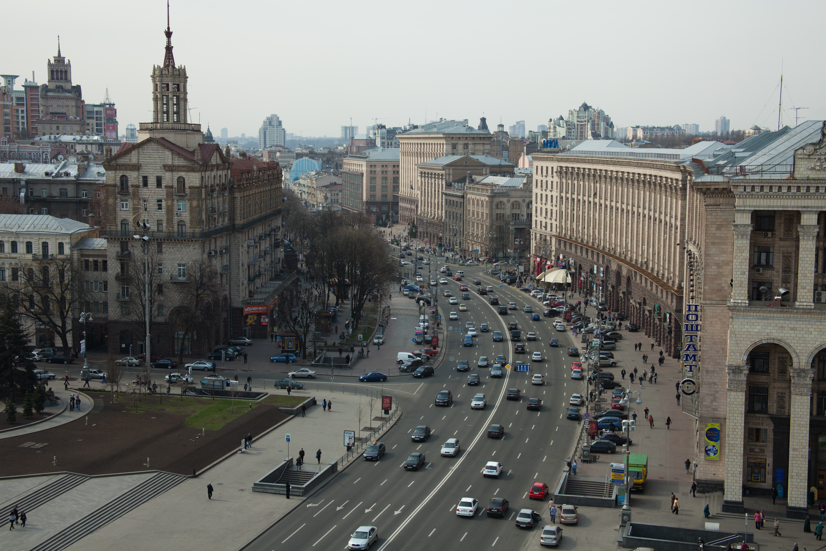 Киевский Крещатик открыт для проезда транспорта