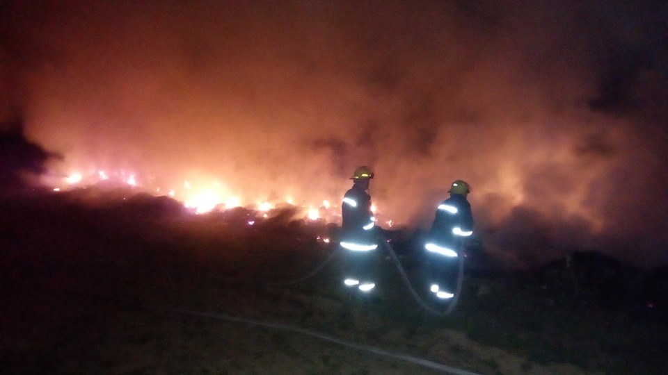 В поселке Калита на Киевщине ночью горел мусор на кладбище (фото)
