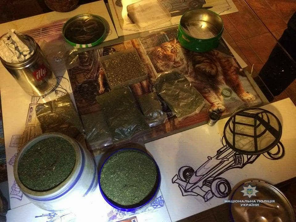 Полиция обнаружила у местного жителя села Белогородка на Киевщине гранаты и наркотики (фото)