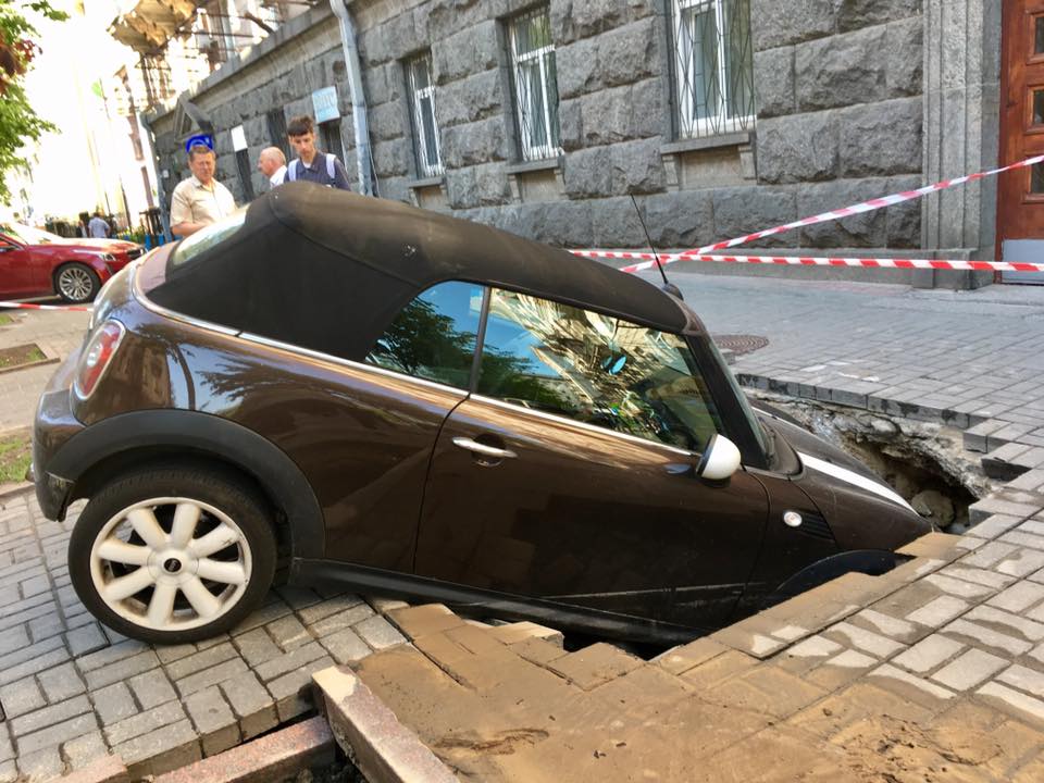 На ул. Пушкинской в Киеве автомобиль провалился под землю (фото, видео)