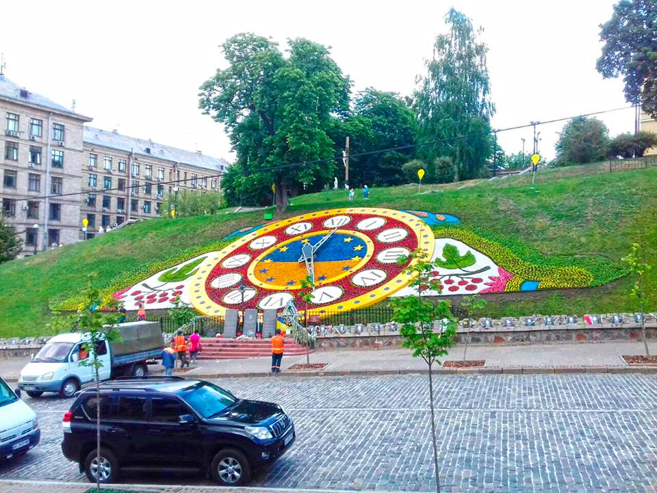 В центре Киева обновили оформление цветочных часов (фото)