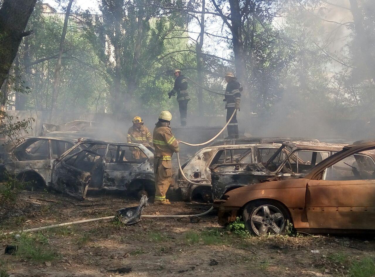 На Столичном шоссе в Киеве горела автостоянка (фото)