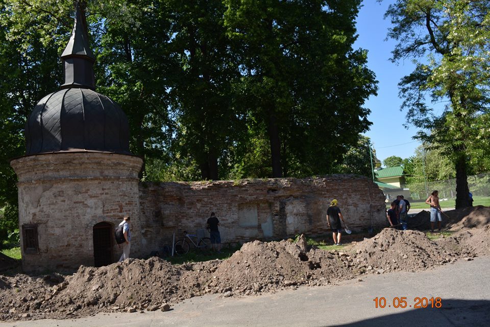 Археологи начали в Киеве реставрацию памятника архитектуры 18 века (фото)