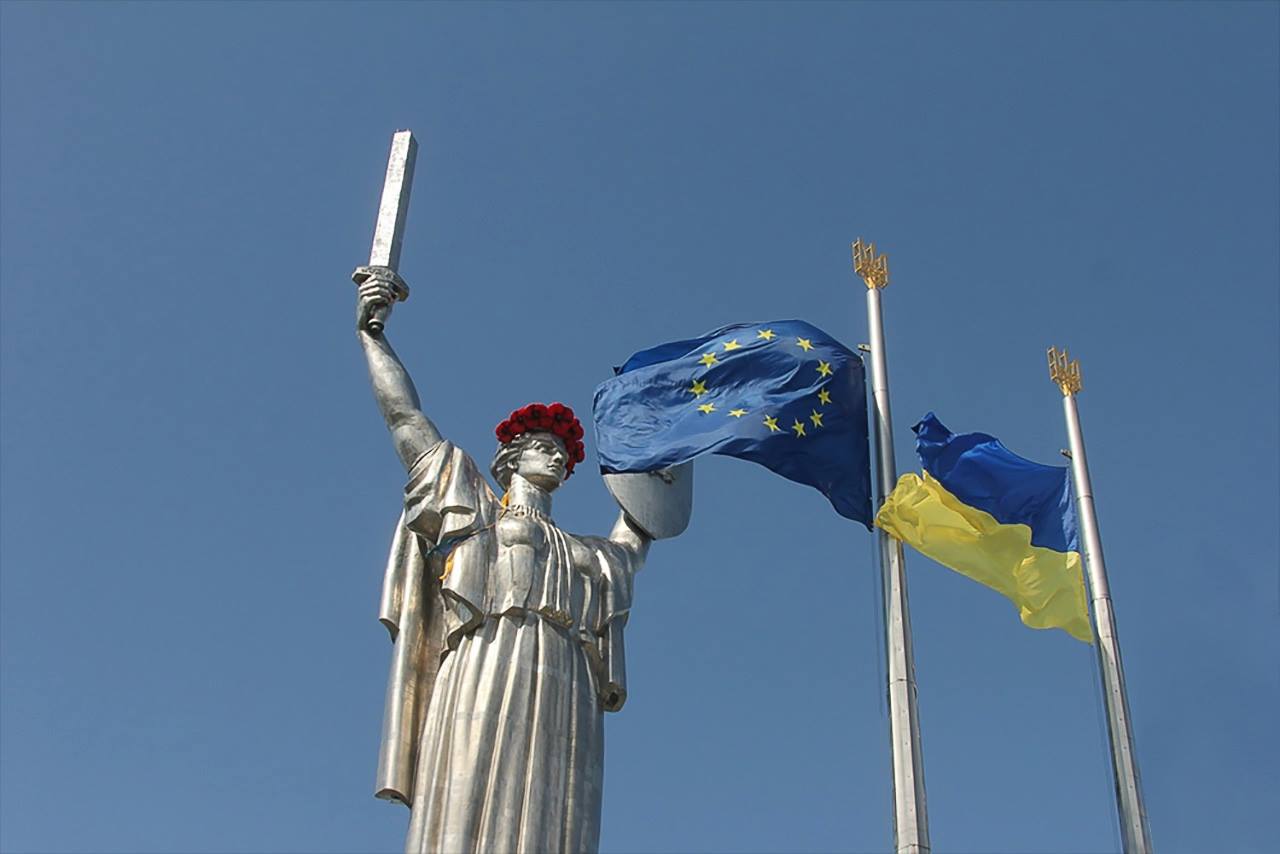Памятник Родине-матери в Киеве украсили венком из маков (видео)
