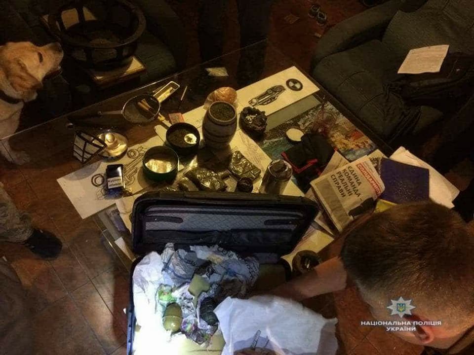 Полиция обнаружила у местного жителя села Белогородка на Киевщине гранаты и наркотики (фото)