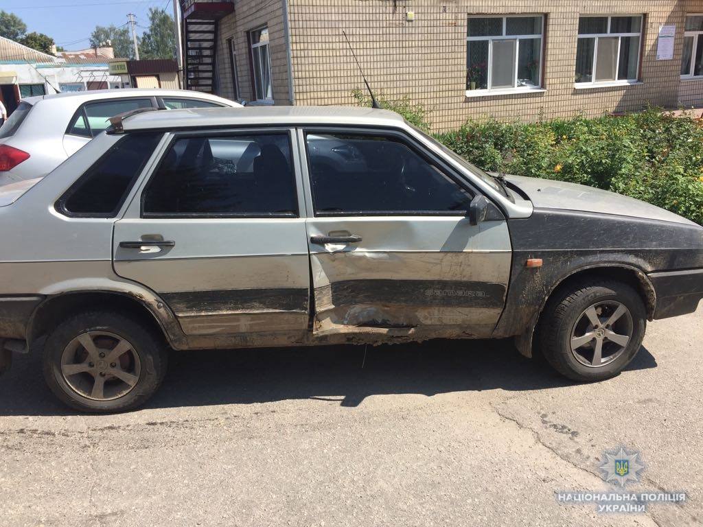 Для задержания девушки-водителя полицейским Киевщины пришлось стрелять по колесам ее авто (фото, видео)