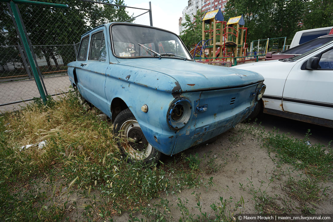 Киевляне попросят убрать на Русановке бесхозные автомобили