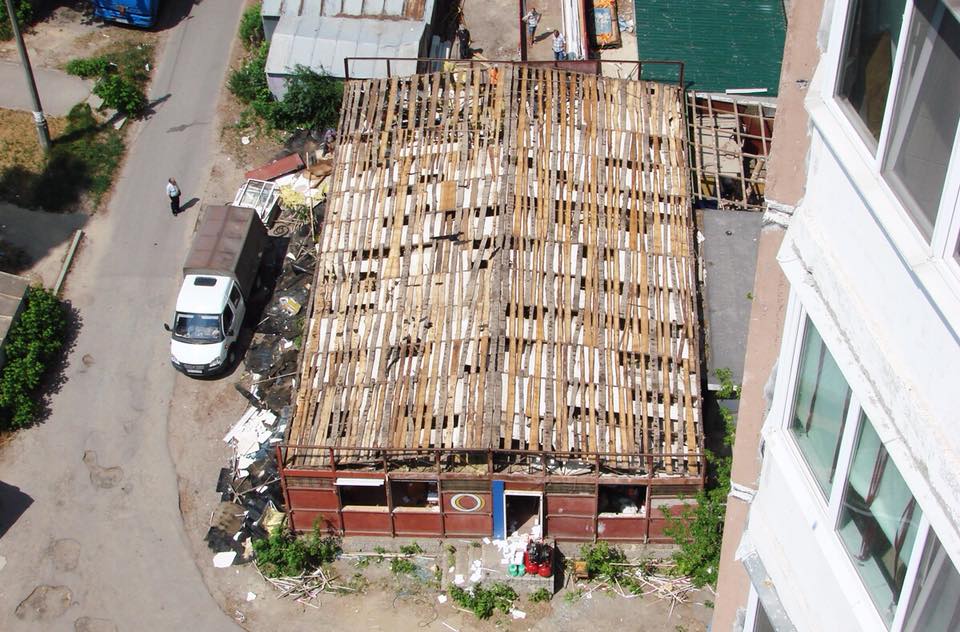 В Соломенском районе демонтировали незаконный МАФ площадью 200 кв.м. (фото)