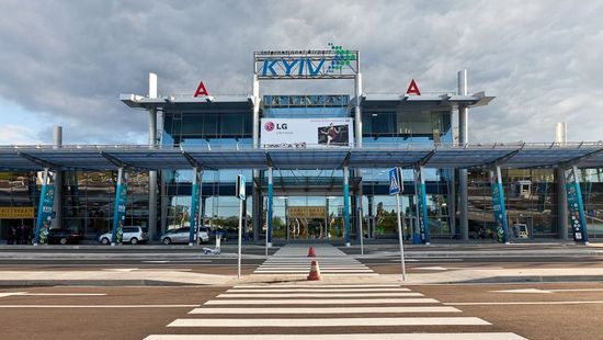 Из-за непогоды в аэропорту “Киев” (Жуляны) отменили десятки авиарейсов