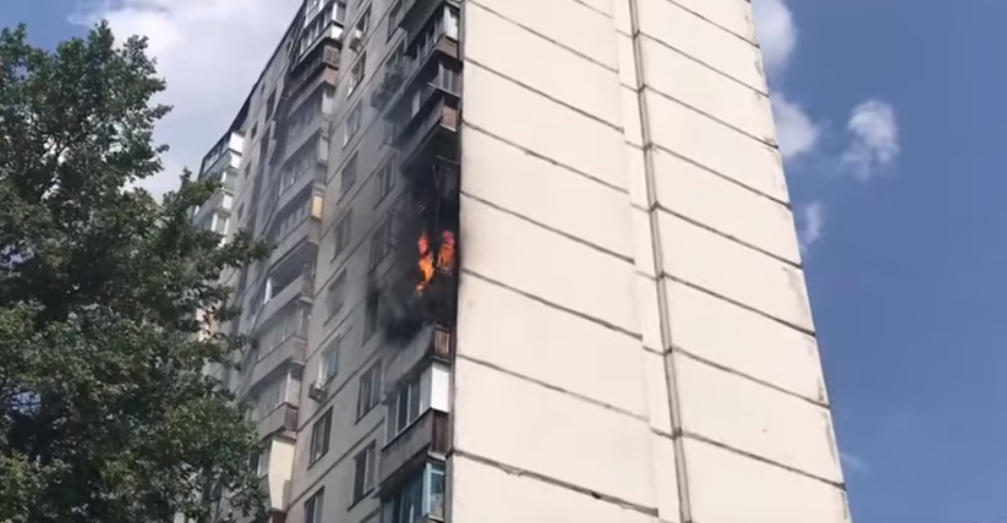 В Святошинском районе пылал балкон многоэтажки (фото, видео)