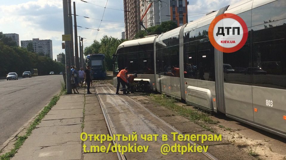 В Киеве сошел с рельс скоростной трамвай: движение заблокировано (фото)