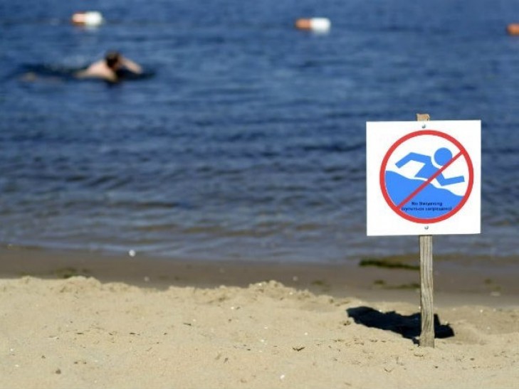 Сегодня запрещено купаться на всех столичных пляжах