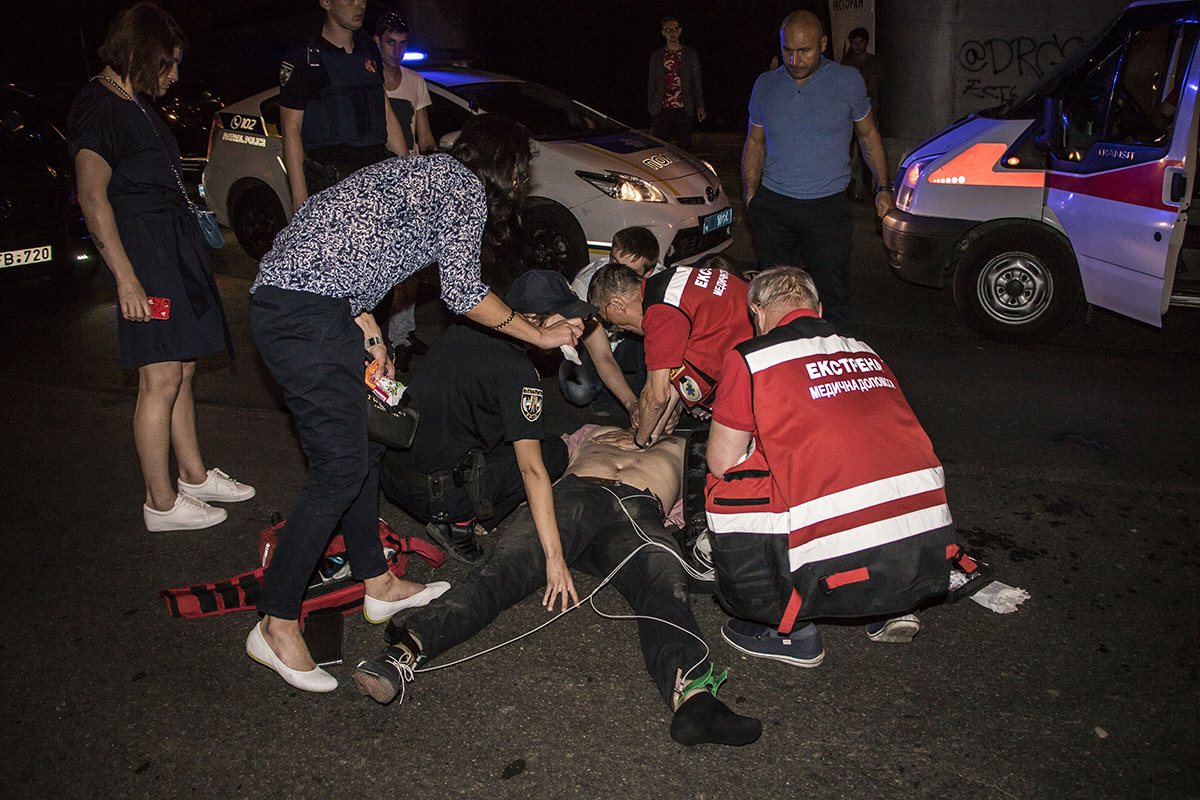 В Киеве мужчина, спрыгнув с моста, попал под машину (фото, видео)