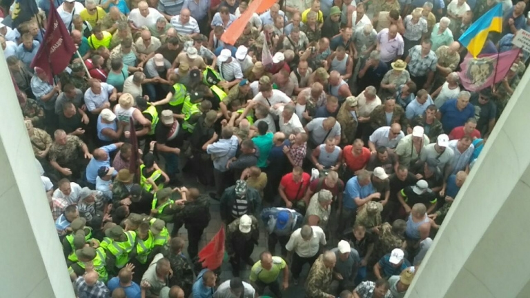 Под Верховной Радой начались массовые столкновения протестующих с полицией (фото, видео)