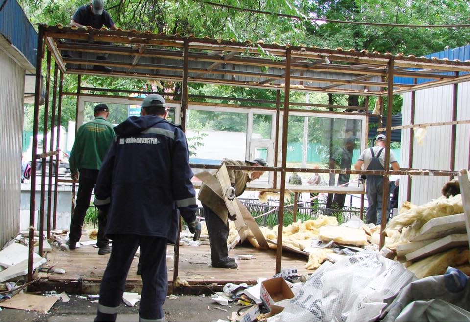 Коммунальщики снесли еще один МАФ в Киеве за торговлю алкоголем (фото)