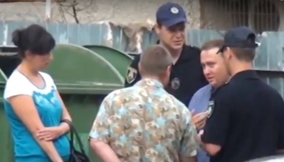 В Василькове коммунальщики и полиция выявляют жителей, не желающих платить за вывоз мусора (видео)