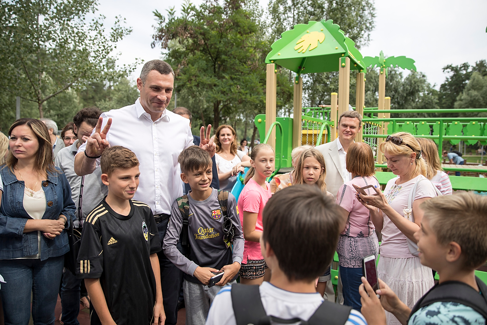 Кличко открыл капитально отремонтированный участок парка “Победа” в Днепровском районе