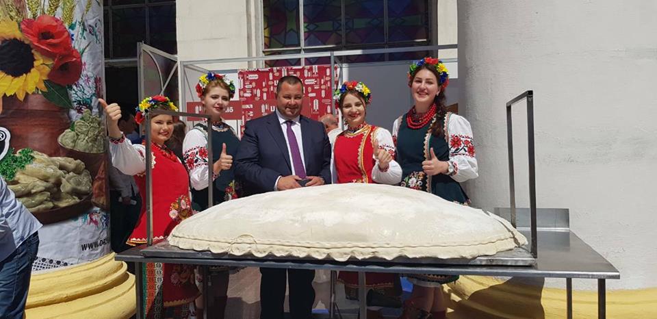 Киевская область презентовала самый большой в стране вареник с картошкой