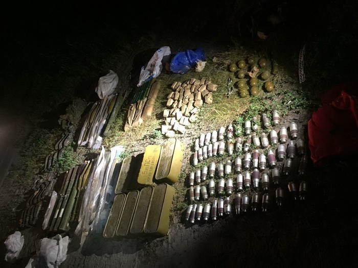 На Киевщине СБУ обнаружила тайник с арсеналом тяжелого оружия и боеприпасов (фото, видео)