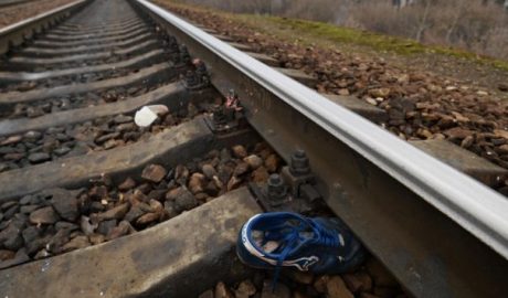 Возле столичного ТРЦ поезд насмерть сбил двух человек