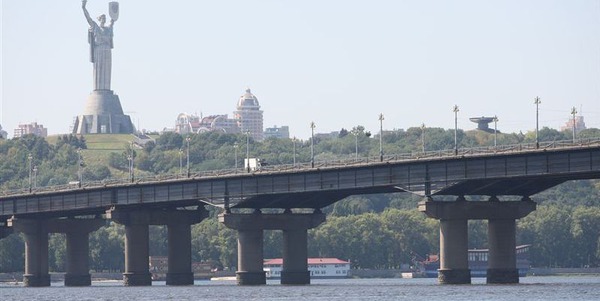 По мосту Патона частично ограничено движение транспорта