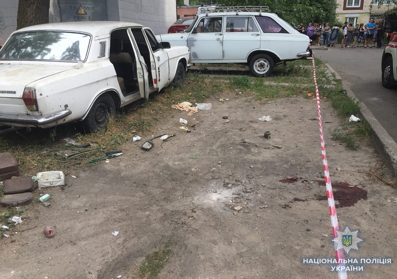 Во дворе жилого дома в Киеве прогремел взрыв: пострадало четверо детей (фото, видео)