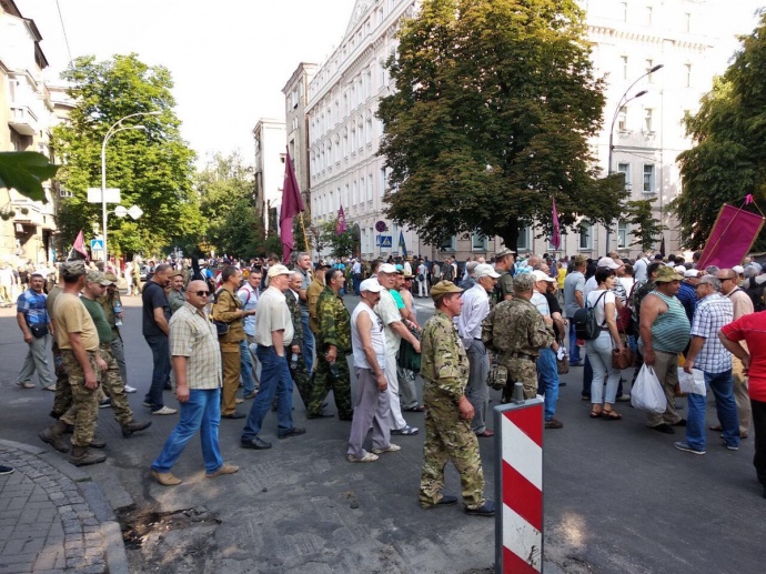 В правительственном квартале затруднено движение: митингующие перекрыли улицу (фото)