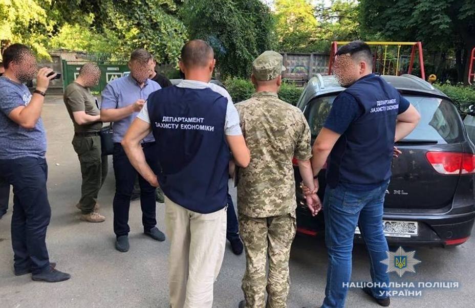 В Киеве на взятке задержали работника кадрового центра Вооруженных сил