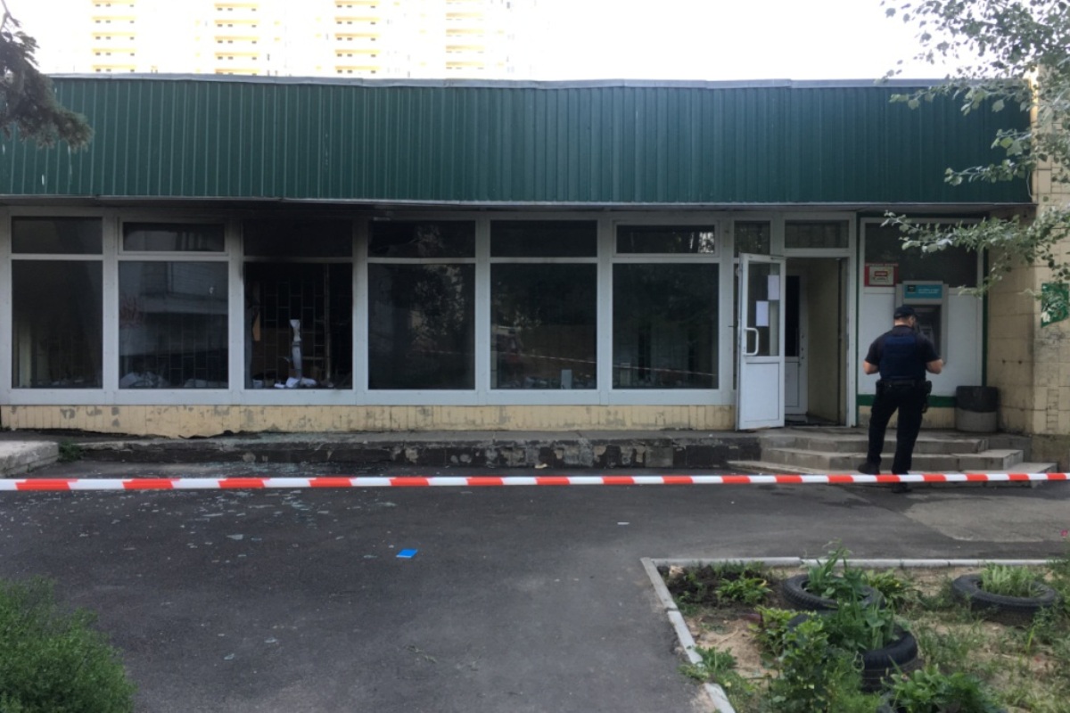 Ночью в Киеве взорвали отделение “Ощадбанка” (фото, видео)